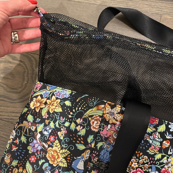 Vera Bradley Disney Limited Edition Drawstring Family Tote NWT - Picture 7 of 15